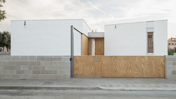 Casa en frente de un arroyo / 05 AM Arquitectura