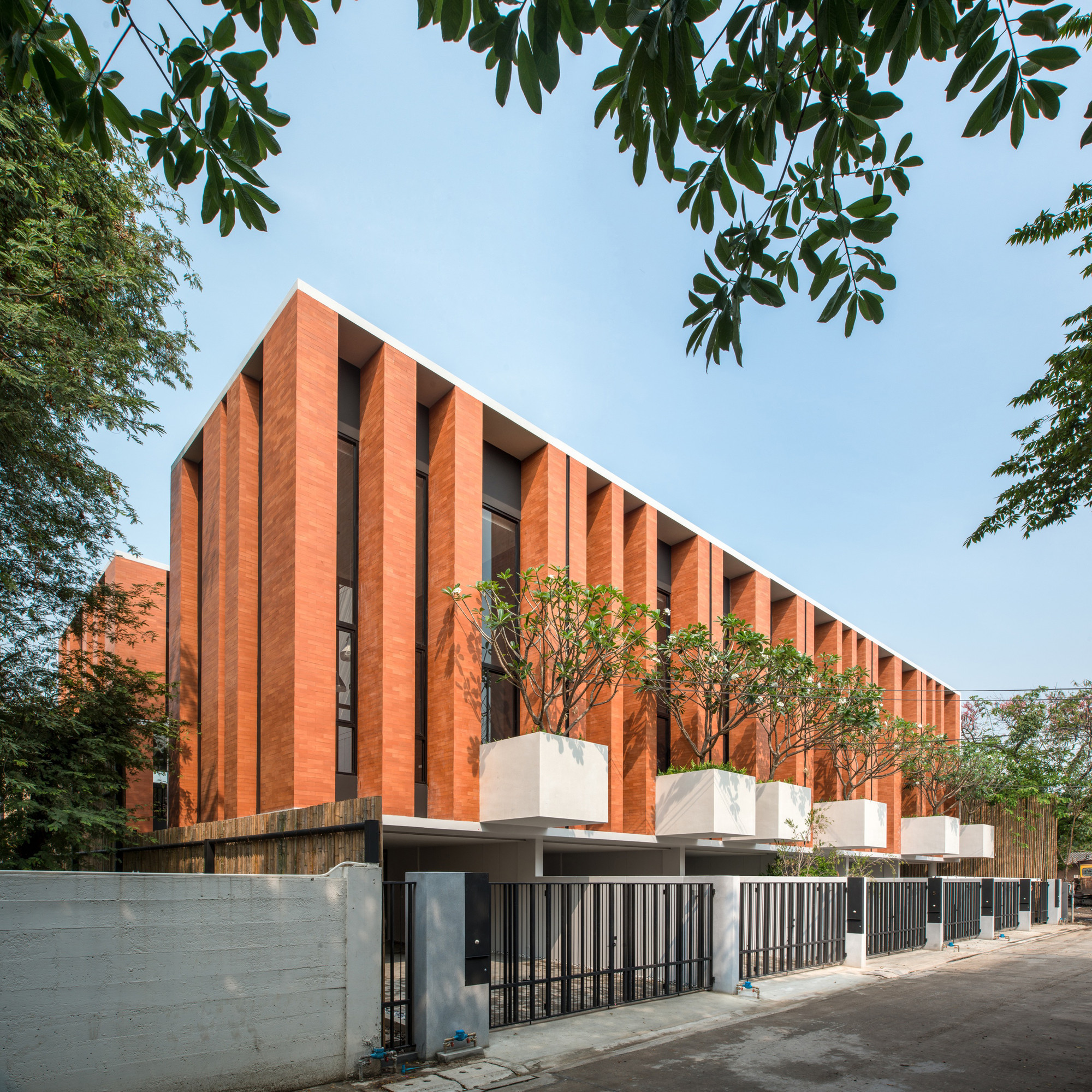 Townhouses with Private Courtyards / baan puripuri, © Beer Singnoi