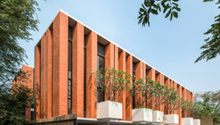 Townhouses with Private Courtyards / baan puripuri