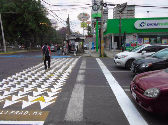 Cebratón: Intervienen cruces peatonales en Puebla, México para que sean respetados