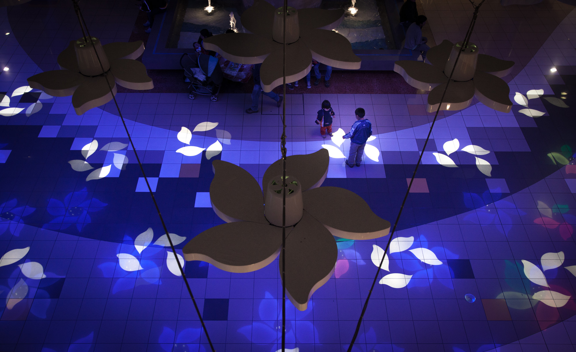 Galería de Light Garden, un paisaje interactivo de luz por Nicholas