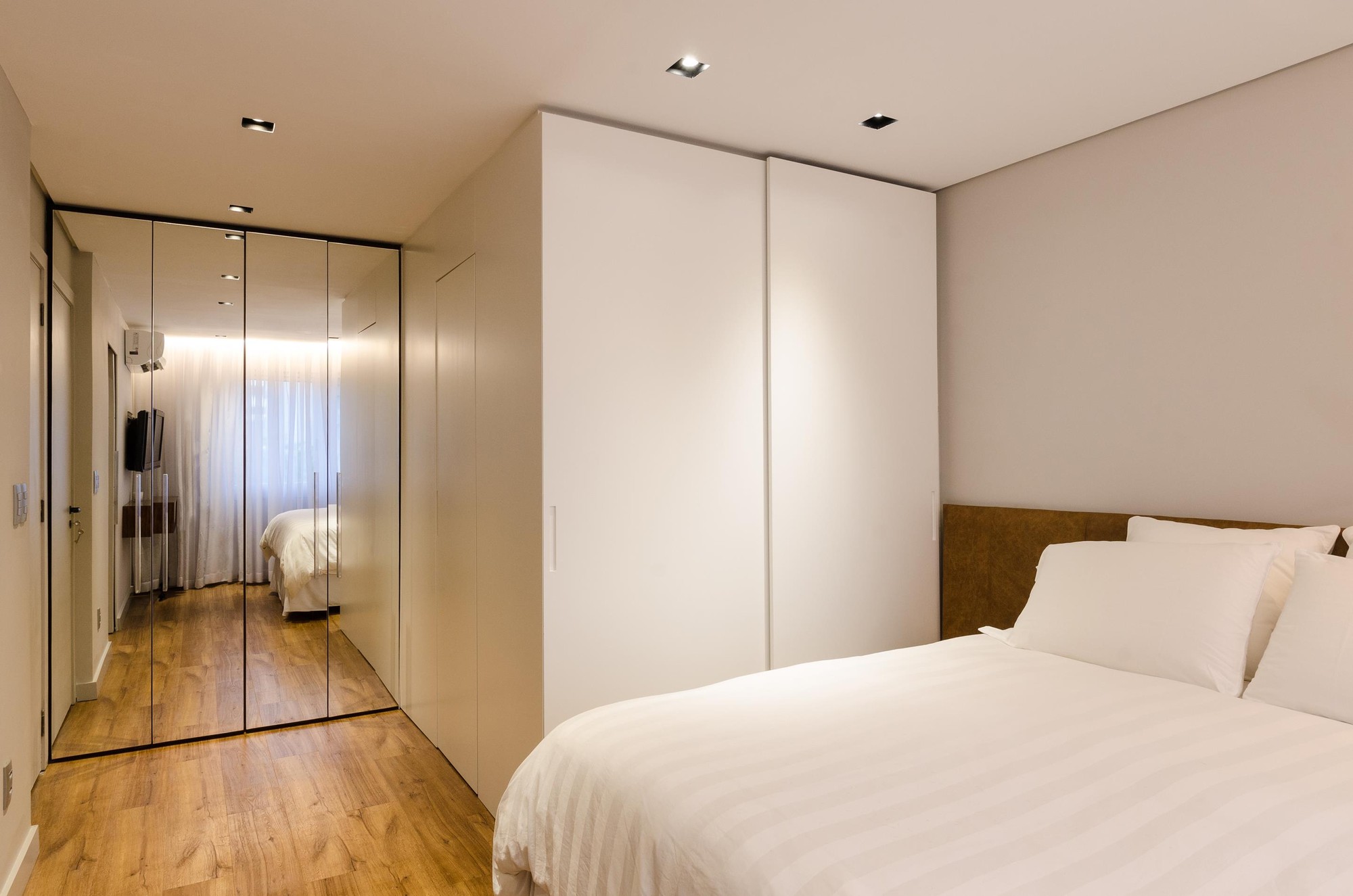 Apartamento GW / AMBIDESTRO - Dormitório, Porta, Iluminação, Cama