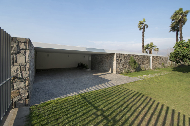 Casa en Ancón / Adrián Noboa Arquitecto - Fachada, Jardín, Patio interior