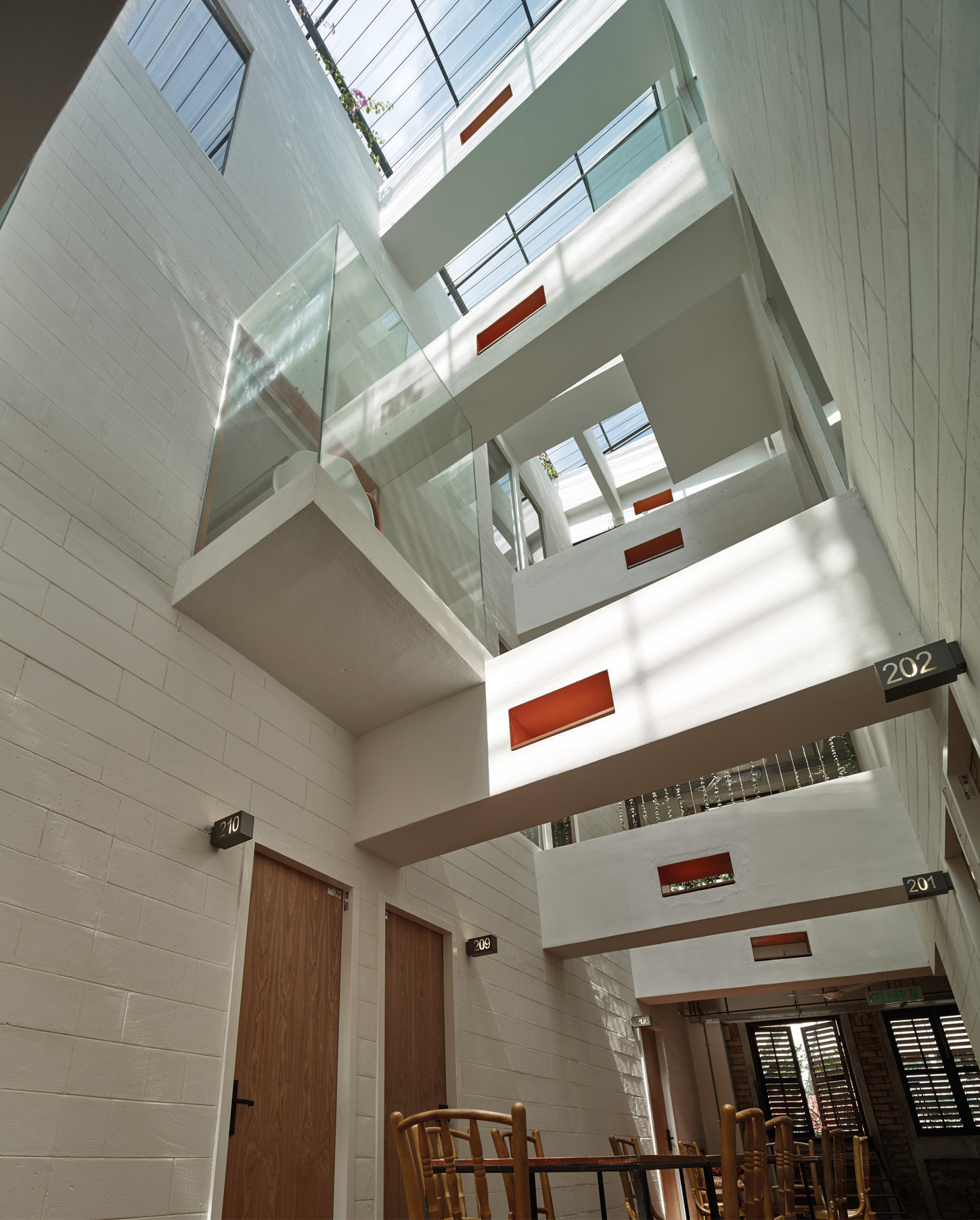 Gallery of Lantern Hotel / ZLGdesign 13