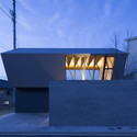 Wrap House / APOLLO Architects &amp; Associates - Houses, Facade, Stairs