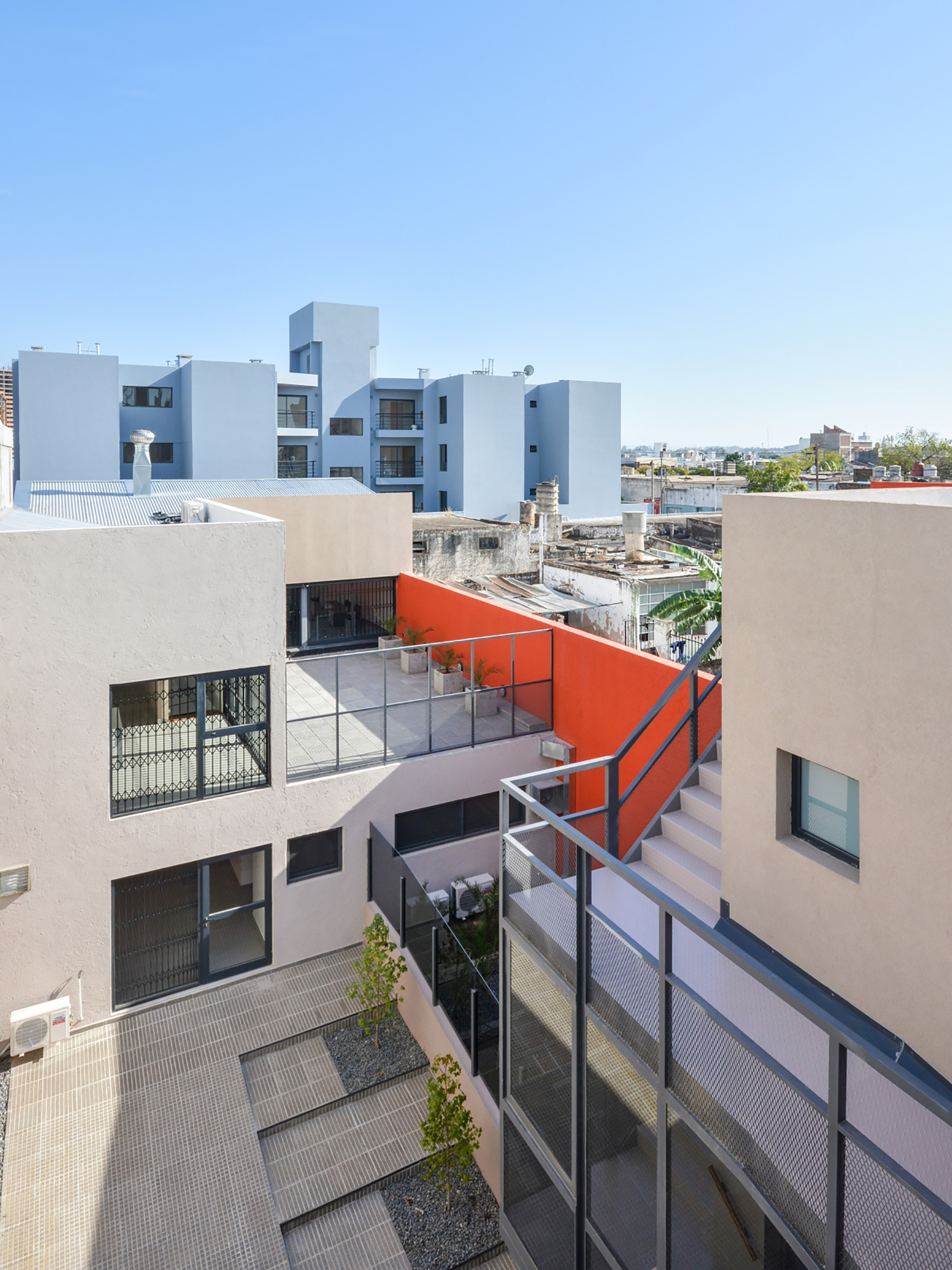 Oficinas Córdoba / NETO Arquitectura - Fachada, Balcón, Urbano