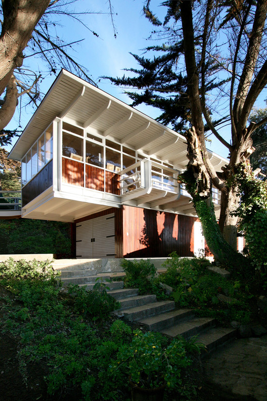 Taller De Arte sobre un Garage / Juan Luis Martínez Nahuel - Windows, Facade