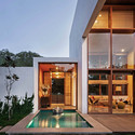 L- Plan House / Khosla Associates - Houses, Deck, Door, Facade, Beam, Chair, Table