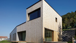 Casa bajo el castillo / MODULORA