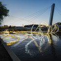 Golden Waters, luces flotantes por la artista peruana Grimanesa Amorós - Iluminacion