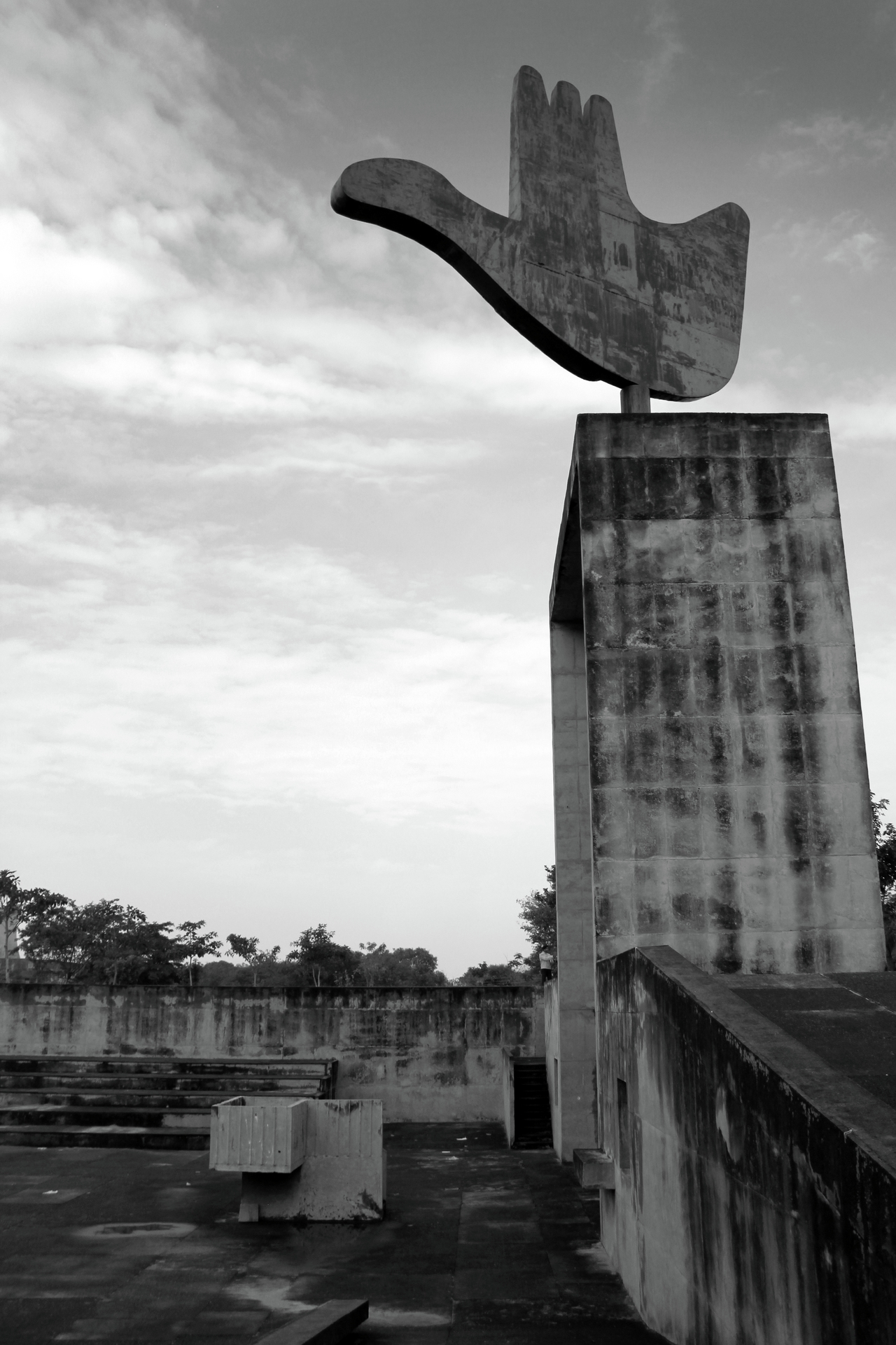 THE OPEN HAND Le Corbusier chandigarh 本 THE OPEN HAND Le Corbusier chandigarh 本 The Open Hand