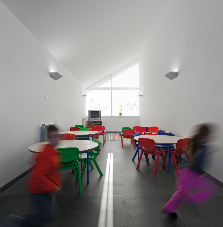 Vilela School / CNLL - Table, Windows, Chair