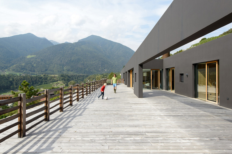 Structures in the Slope / bergmeisterwolf architekten - Houses, Fence, Facade, Handrail