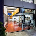Coworking / Loja 1 - Escritórios, Porta, Fachada, Mesa, Cadeira, Banco