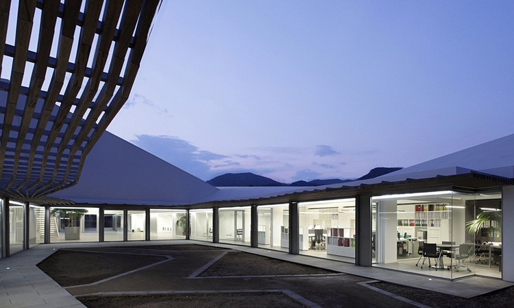 Sede de Empresas del Grupo Azahar / OAB - Más Imágenes