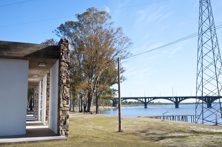Parador al Aire Libre en Pueblo Centenario / Jaf Arquitectura  - Más Imágenes