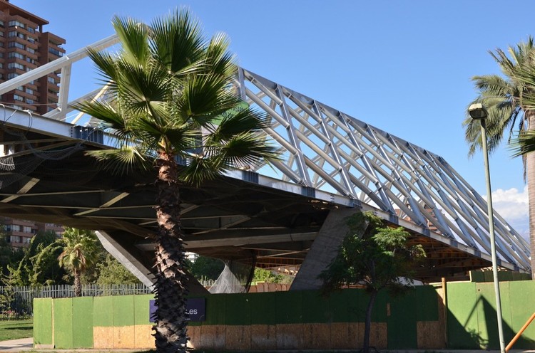 En Construcción: Pasarela Manquehue / Juan Francisco Garcés, Pablo Levine, Juan Ignacio Muñoz - Más Imágenes