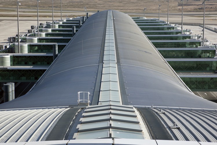 Barcelona Airport New Terminal / Ricardo Bofill - More Images