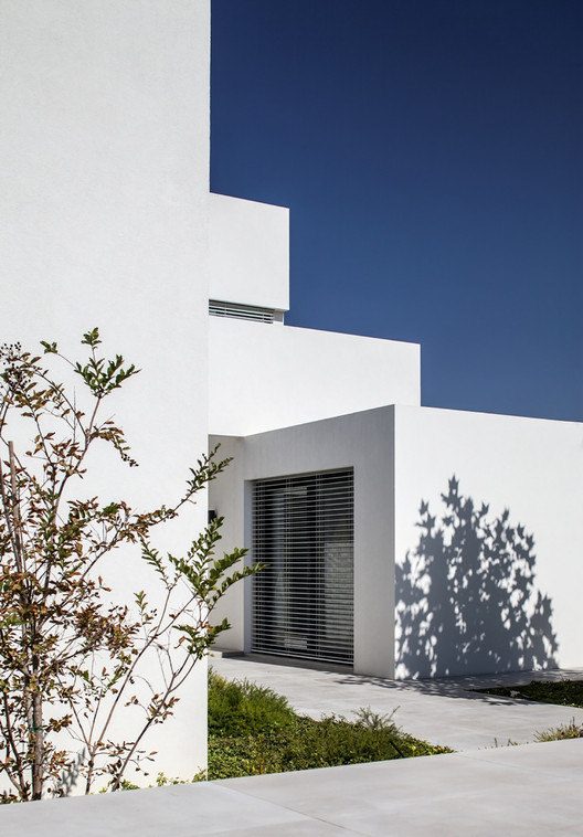 House in Kfar Vitkin / Levy-Chamizer Architects - Facade