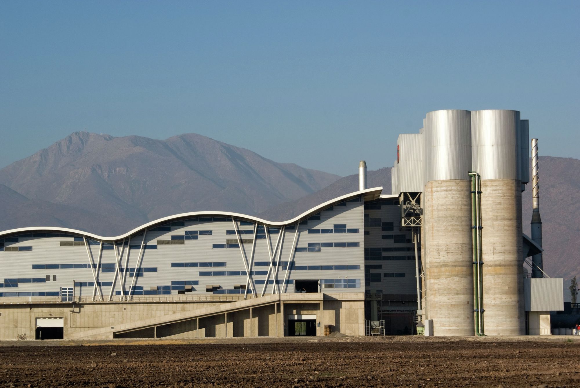 Glass bottling Plant Cristalchile / Guillermo Hevia ArchDaily