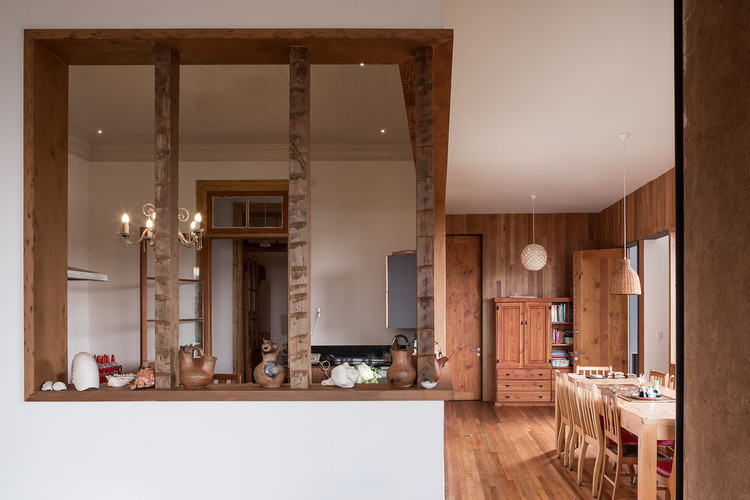 El Manzano House Refurbishment / Fantuzzi + Rodillo Arquitectos - Door, Chair, Windows, Beam