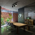 A 17 - Chi House / G+ Architects: Ng&ocirc;i nh&agrave; hướng t&acirc;y thiết kế l&agrave;m nh&agrave; ở văn ph&ograve;ng tho&aacute;ng m&aacute;t