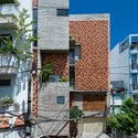 A 21 - Chi House / G+ Architects: Ng&ocirc;i nh&agrave; hướng t&acirc;y thiết kế l&agrave;m nh&agrave; ở văn ph&ograve;ng tho&aacute;ng m&aacute;t
