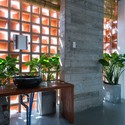 A 28 - Chi House / G+ Architects: Ng&ocirc;i nh&agrave; hướng t&acirc;y thiết kế l&agrave;m nh&agrave; ở văn ph&ograve;ng tho&aacute;ng m&aacute;t
