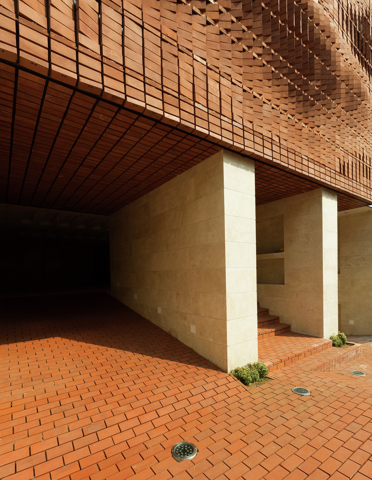 Gallery of Cloaked in Bricks / Admun Design & Construction Studio - 19