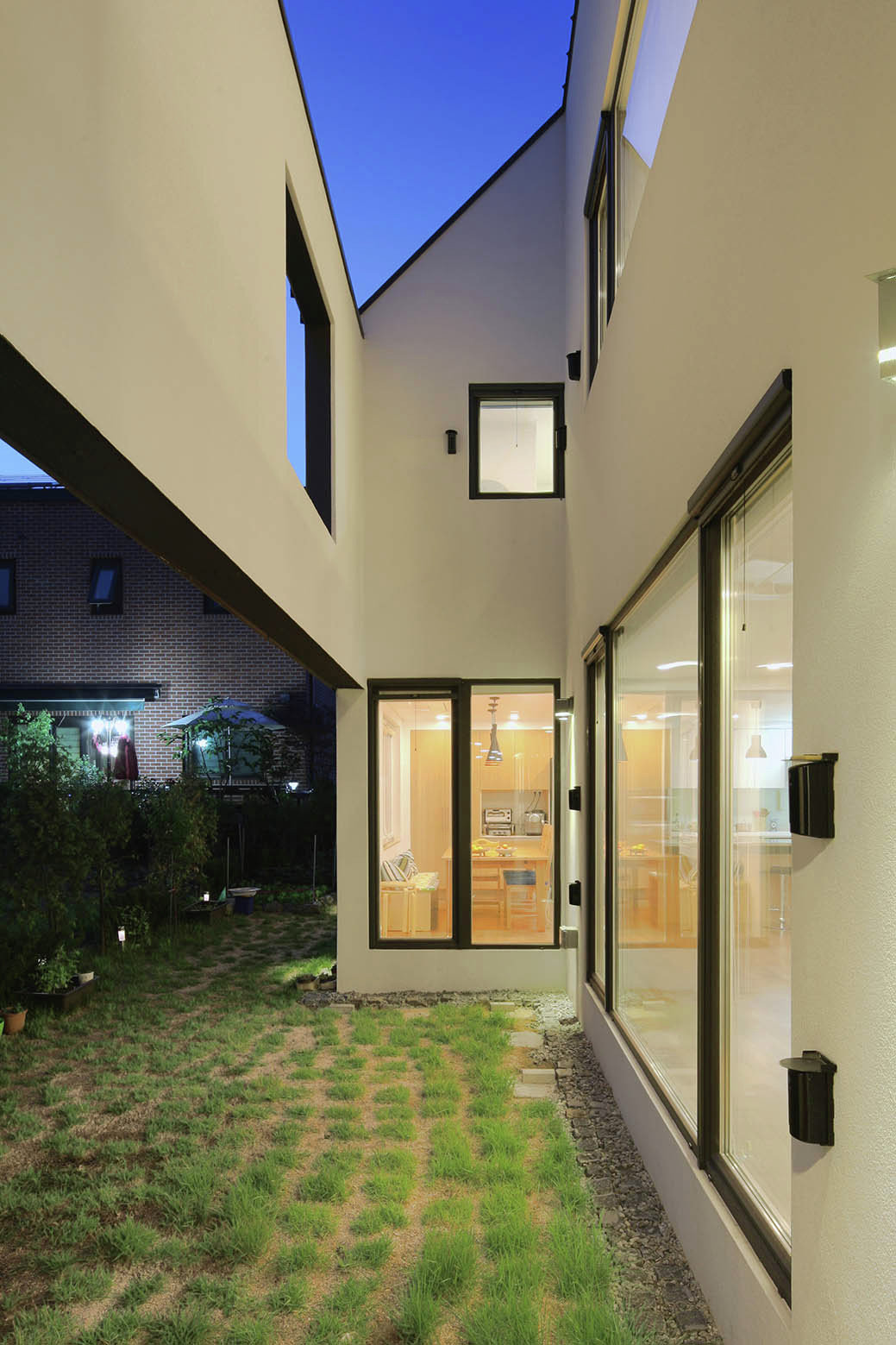 Gallery of One Roof House / mlnp architects 18