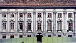 Fortaleza de patios traseros / Supersterz + .tmp architekten