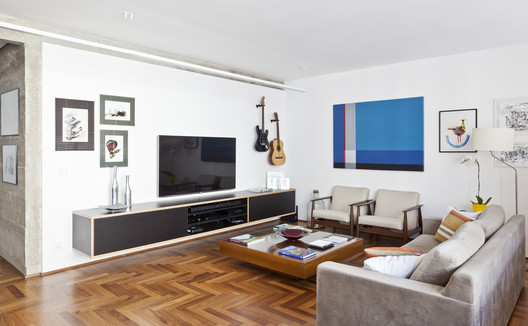 Apartamento Manoel da Nóbrega / DMDV arquitetos - Sofá, Mesa