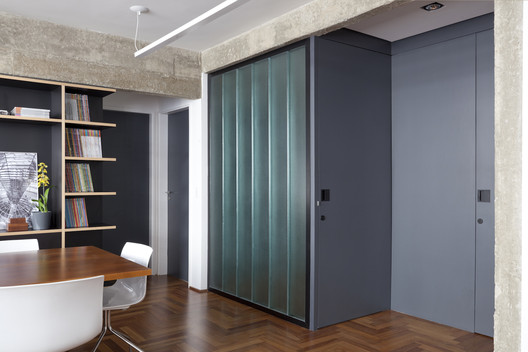 Apartamento Manoel da Nóbrega / DMDV arquitetos - Porta, Prateleira, Cadeira