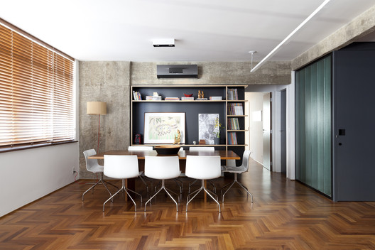 Apartamento Manoel da Nóbrega / DMDV arquitetos - Iluminação, Cadeira, Janela