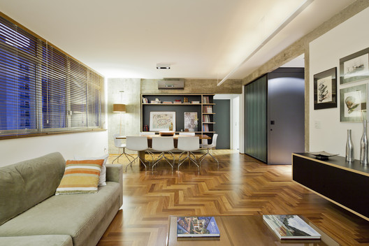 Apartamento Manoel da Nóbrega / DMDV arquitetos - Sofá, Mesa, Janela