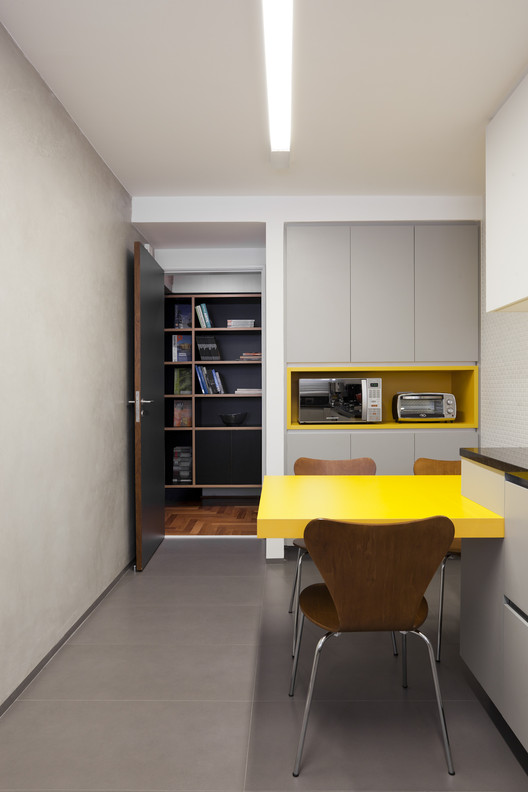 Apartamento Manoel da Nóbrega / DMDV arquitetos - Janela, Prateleira, Cadeira, Mesa, Bancada