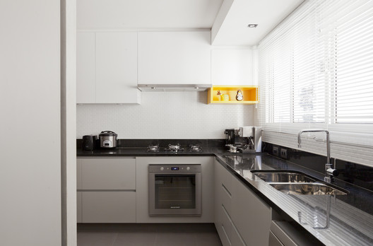 Apartamento Manoel da Nóbrega / DMDV arquitetos - Bancada, Pia, Cozinha, Janela