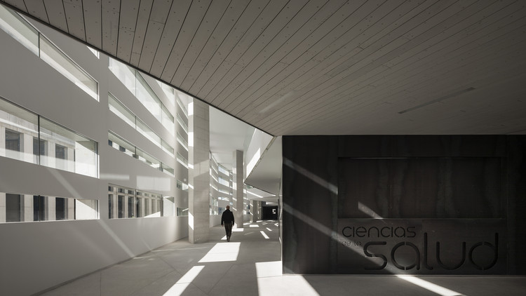 Faculty of Health Sciences  / MEDIOMUNDO Arquitectos - Image 7 of 32