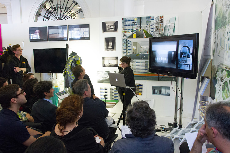 Eleanor Dodmanpresenting Diploma Honors. Image © Andreu Gonzalez