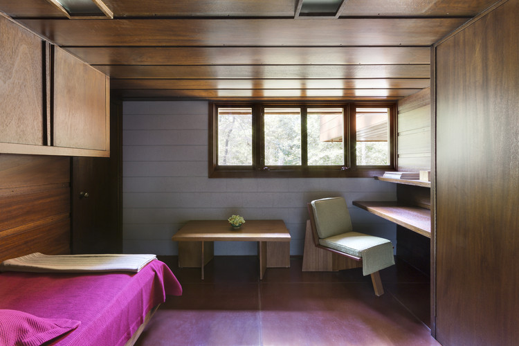 Guest Bedroom. Image Courtesy of Crystal Bridges Museum of American Art, Bentonville, Arkansas; Photos by Nancy Nolan Photography