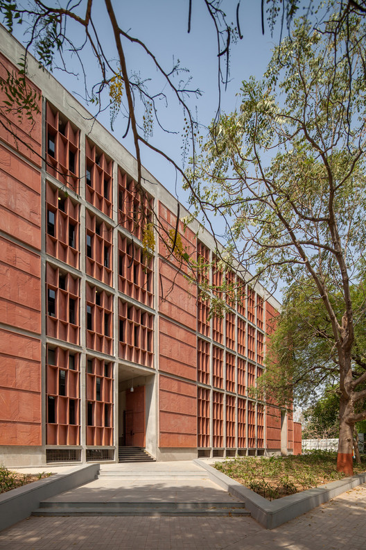Institute of Engineering and Technology Ahmedabad University / Vir