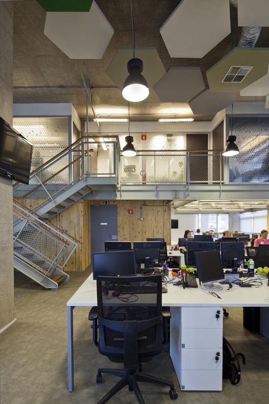 Dentsu Aegis Network / DMDV arquitetos - Mesa, Cadeira, Viga