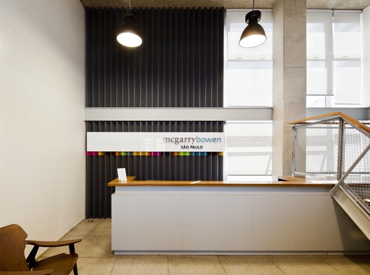 Dentsu Aegis Network / DMDV arquitetos - Janela, Cadeira, Corrimão