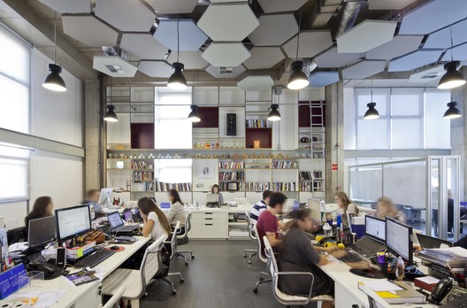 Dentsu Aegis Network / DMDV arquitetos - Mesa, Cadeira, Iluminação, Janela