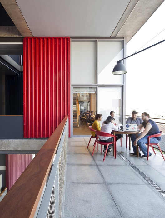 Dentsu Aegis Network / DMDV arquitetos - Mesa, Janela, Cadeira