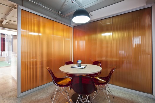 Dentsu Aegis Network / DMDV arquitetos - Mesa, Cadeira