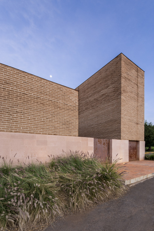 Capilla Centinela / estudio ALA - Ladrillo, Fachada