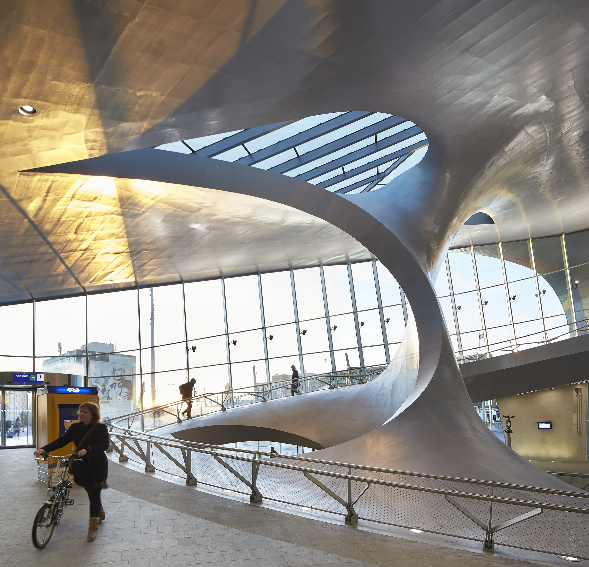 La Estación Central de Arnhem diseñada por UNStudio en el lente de