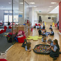 Escuela Primaria Lairdsland / Walters & Cohen Architects - Fotografía interior, Escuela Primaria, Mesas, Sillas