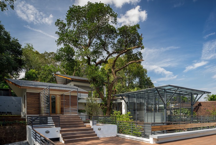 House Around a Split Level Courtyard / Rubber Soul - Stairs, Windows, Facade